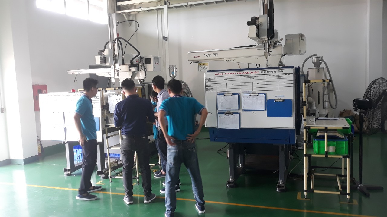 plastic injection machine.jpg